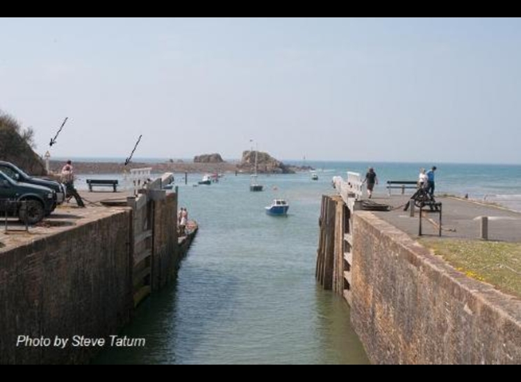 Bude Sea Lock. Note the lead in marks over on the left