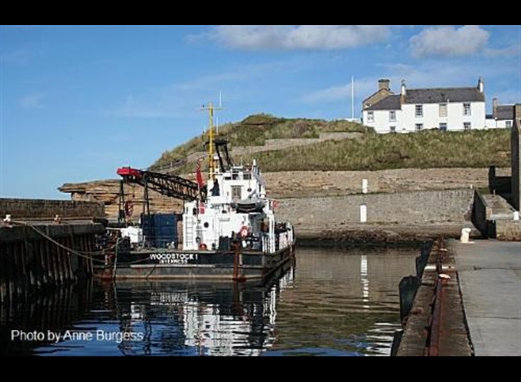 Burghead Outer harbour-entrance. Shows the leading marks. 