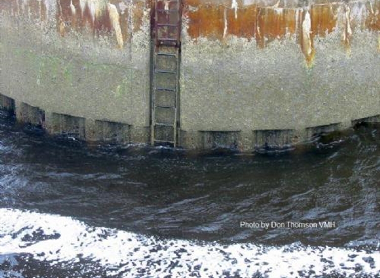 Findochty pylons. When these are covered there is 3m water.JPG