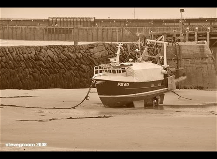 4.Sandy bottom, Outer Harbour...boats moored fore and aft