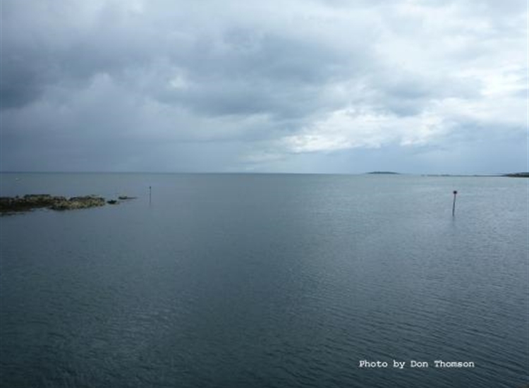 Navigation poles at the Western entrance