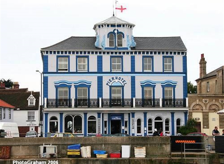 5.Pier Hotel, a short step away from Halfpenny Pier