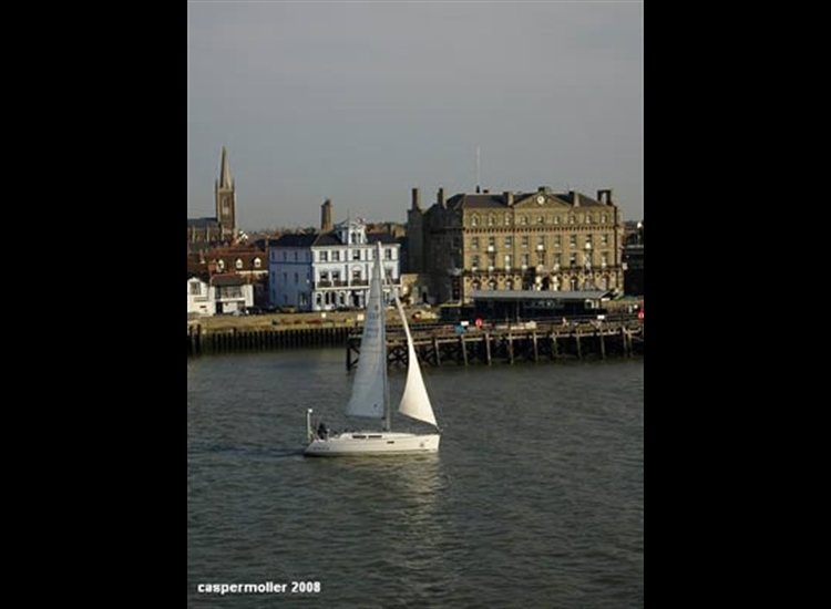 Sailing past the Pier