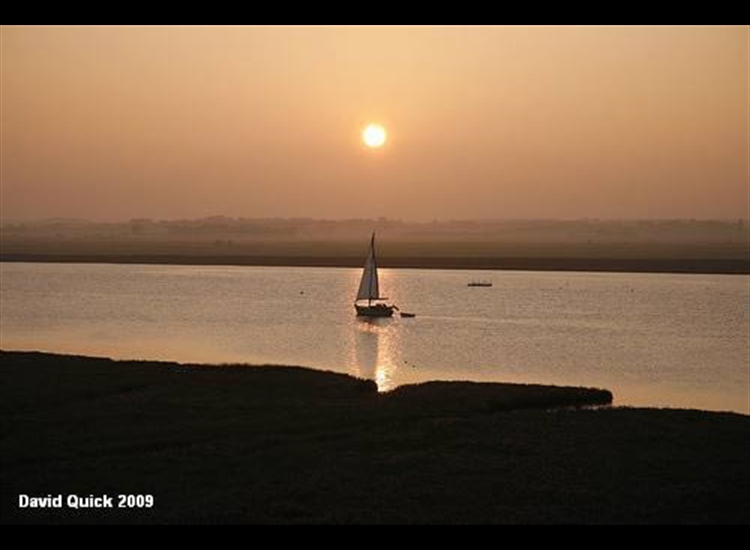Boat heading South on the Alde