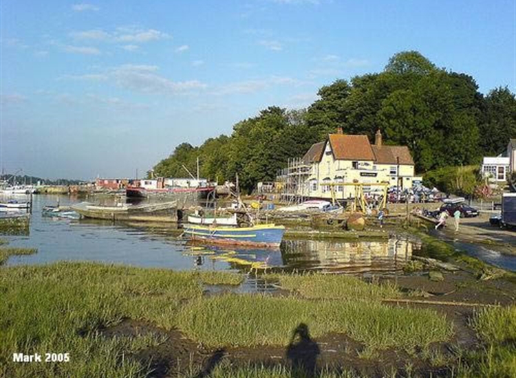Pin Mill, Pub