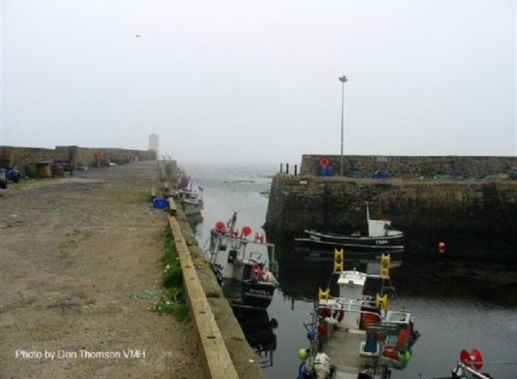 Rosehearty inner harbour entrance at LW. Note rocks to the eastern side of the pier