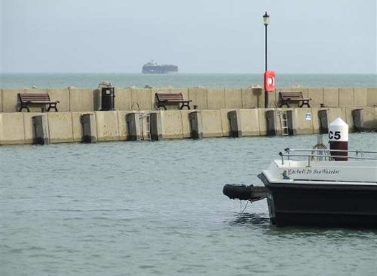 Keelboats go alongside wall, fenderboards needed.JPG
