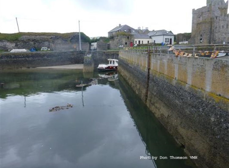 Outer harbour middle wall (one ladder and rocks under water)