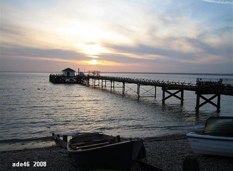 Totland Pier ... dinghy parking